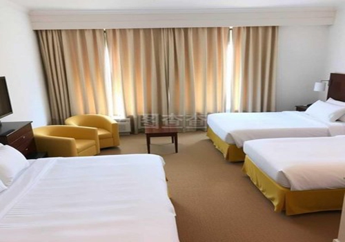 女子入住别墅度假酒店，深夜遇男子入房用手电窥探